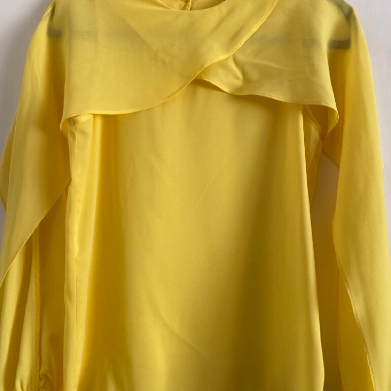 Blusa amarilla brazos abiertos de Cklass de segunda mano GoTrendier