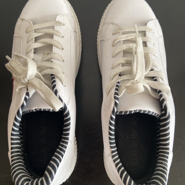 tenis blancos con corazon rojo