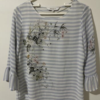 blusa blanca con rayas rojas