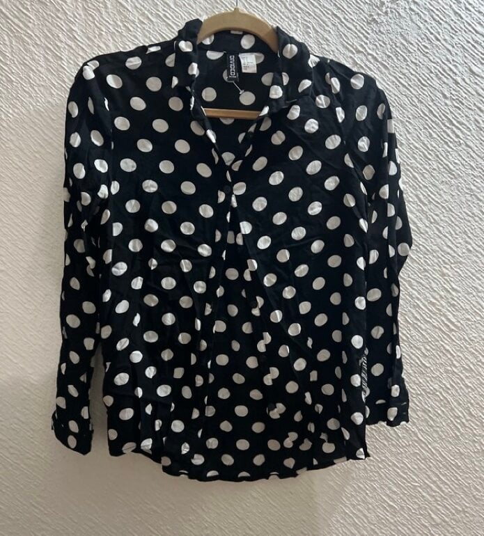 Blusa negra lunares blancos de Divided (H&M) de segunda mano