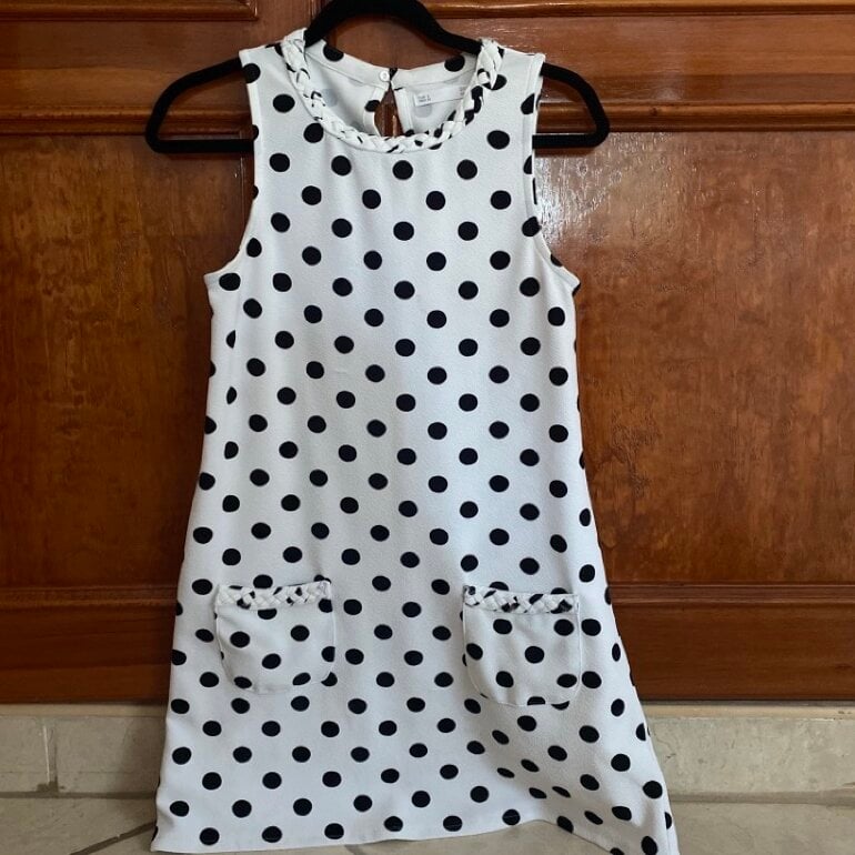 Vestido blanco con bolitas negras de Sfera de segunda mano