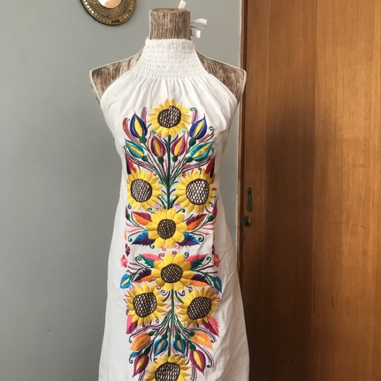 Vestido cuello halter bordado lindo de May de segunda mano