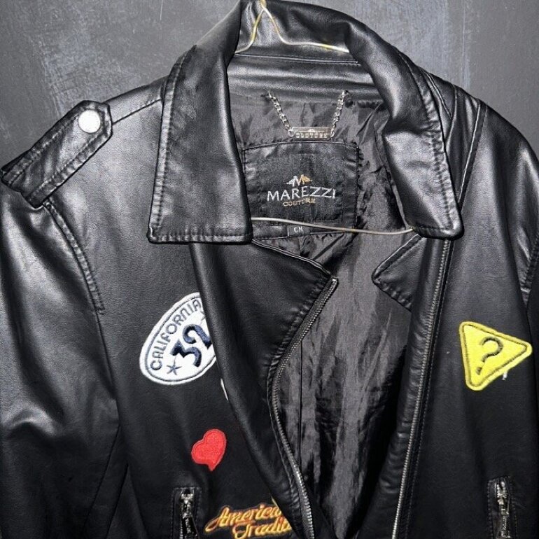 Chamarra de piel con parches💗 de Marezzi de segunda mano GoTrendier