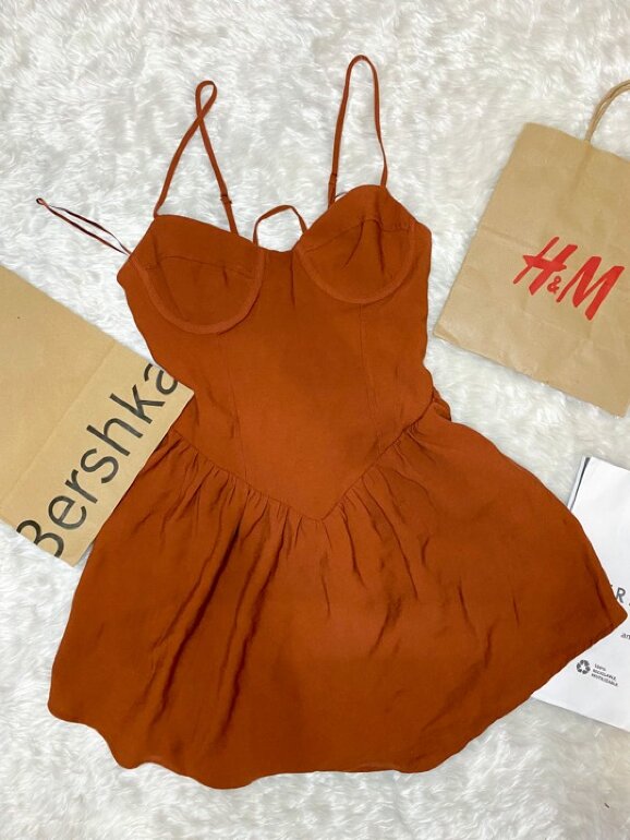VESTIDO BERSHKA HERMOSO😍 de segunda mano GoTrendier