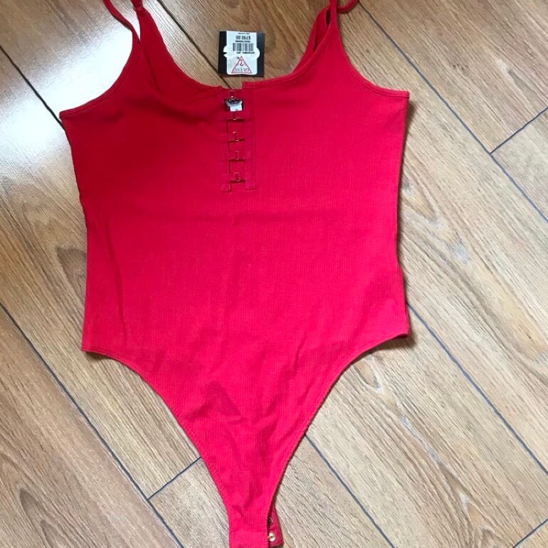 Body rojo GUESS de segunda mano GoTrendier