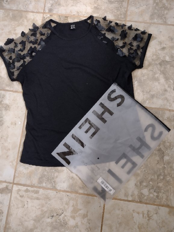 Blusa shein negra con mariposas de segunda mano GoTrendier