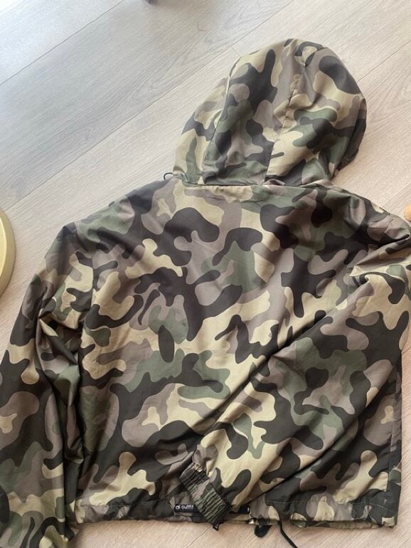 Chamarra tipo rompeviento camuflaje de Bershka de segunda mano