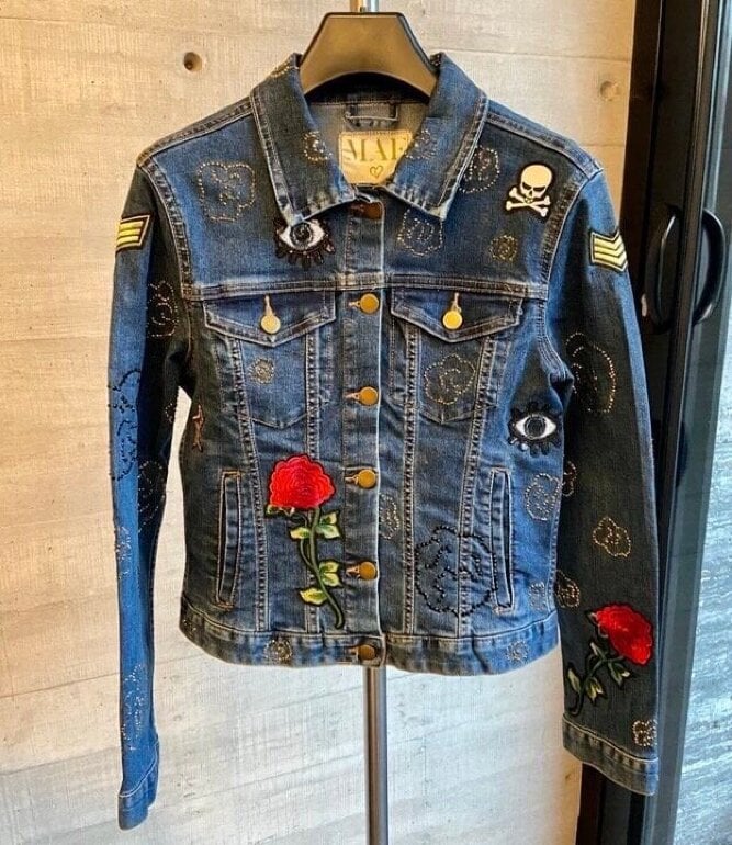 Chamarra de mezclilla con pedrería de Otras marcas de segunda mano