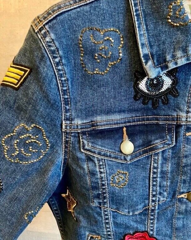 Chamarra de mezclilla con pedrería de Otras marcas de segunda mano