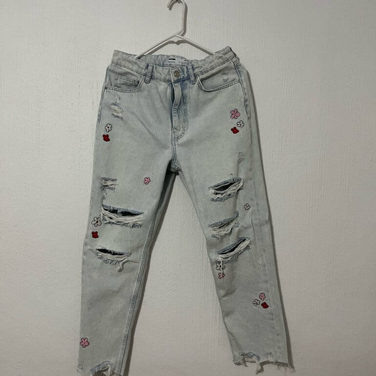 Pantalón con estampado de flores de Bershka de segunda mano