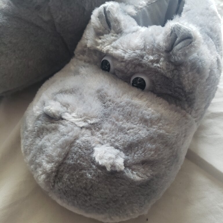 Pantuflas de hipopótamo de Simply Basic de segunda mano GoTrendier