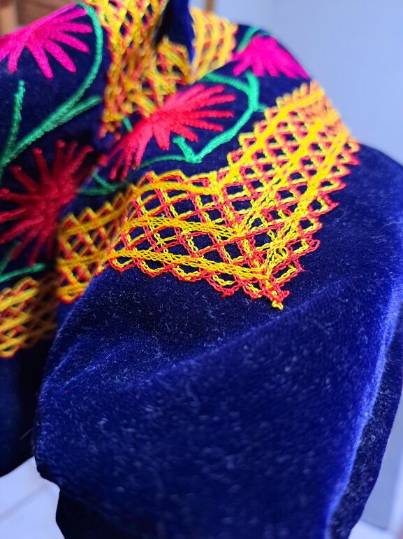 Huipil terciopelo bordado en cadenilla de Otras marcas de segunda