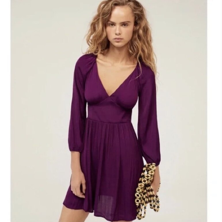 Vestido de manga larga de satén púrpura de Oysho de segunda mano