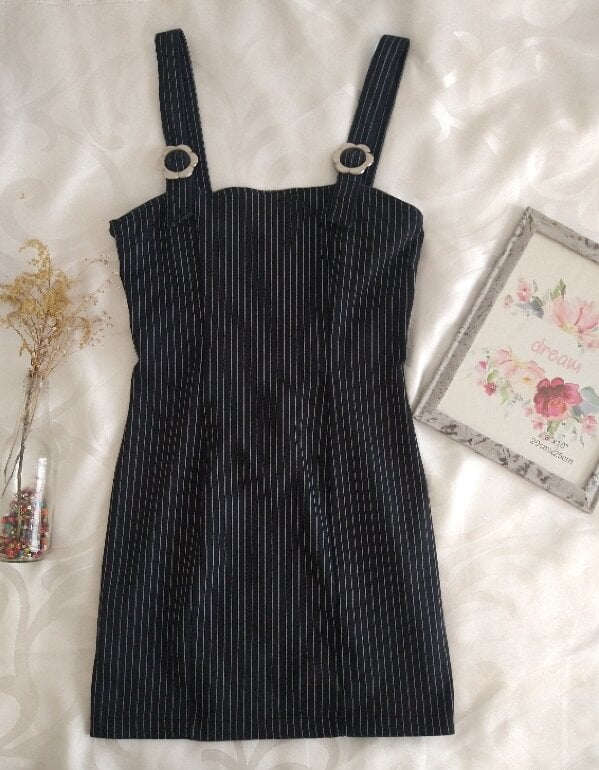 Vestido negro con rayas tipo sastre de Bershka de segunda mano