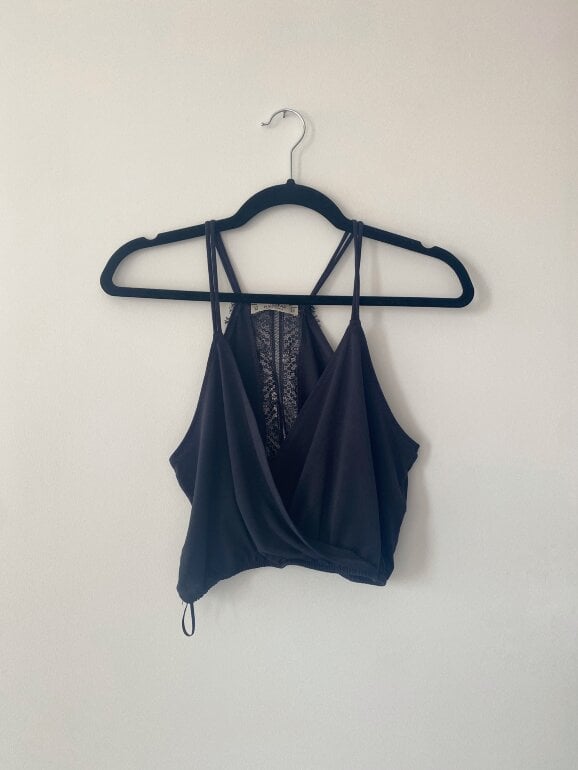 Crop top azul marino tirantes con encaje de Pull & Bear de