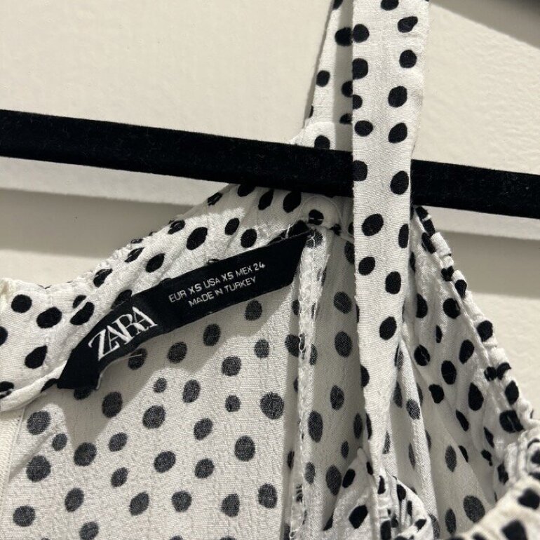 Vestido blanco con puntos negros de Zara de segunda mano GoTrendier