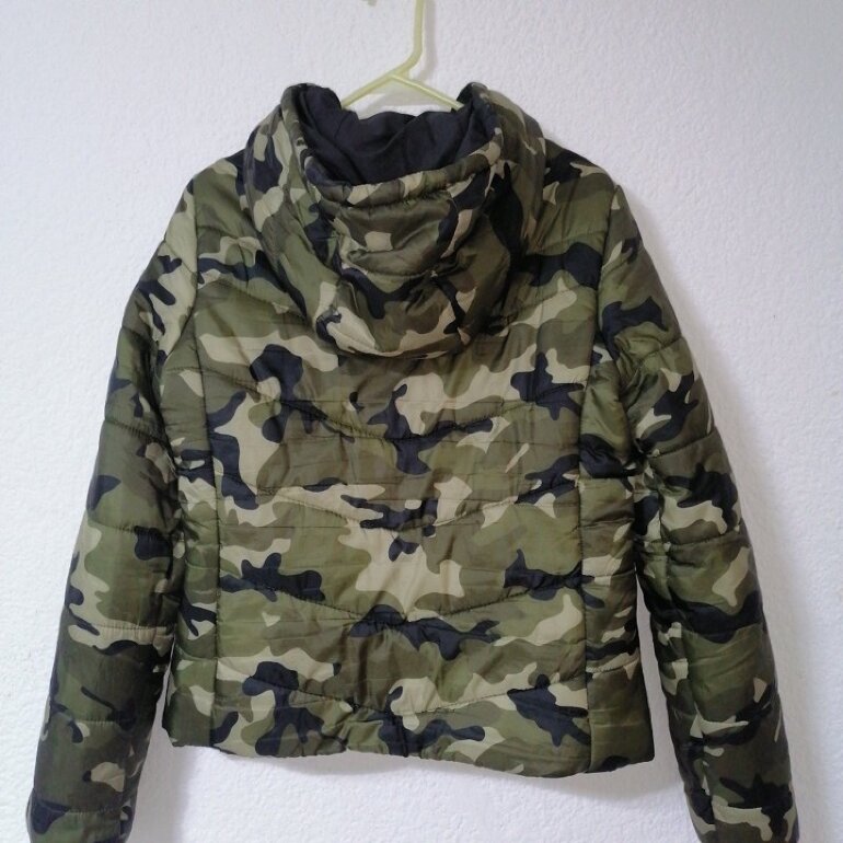 Chamarra Bershka con estampado militar de segunda mano GoTrendier