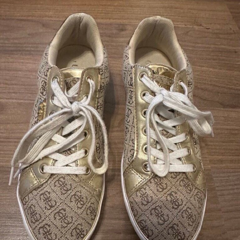Tenis guess estampado de segunda mano GoTrendier
