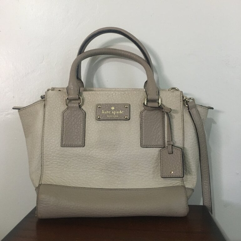 Bolsa Kate Spade mediana en tonos beige de segunda mano GoTrendier