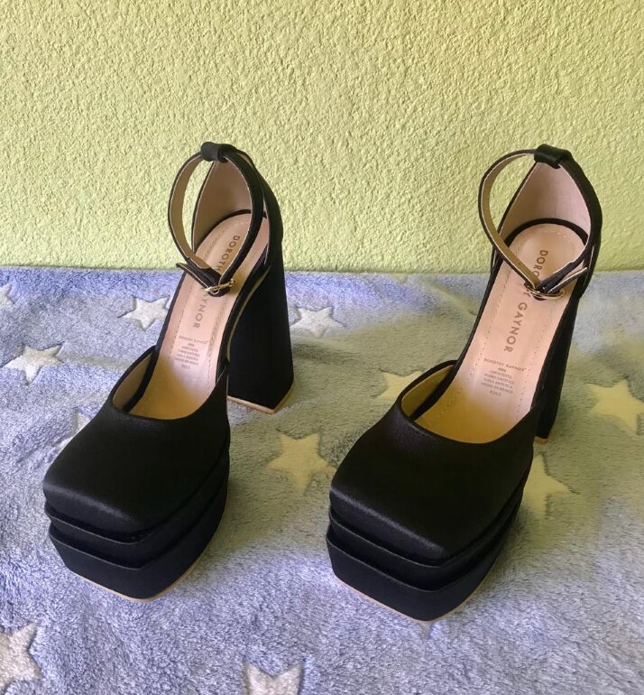 Tacones negros con plataforma de Dorothy Gaynor de segunda mano