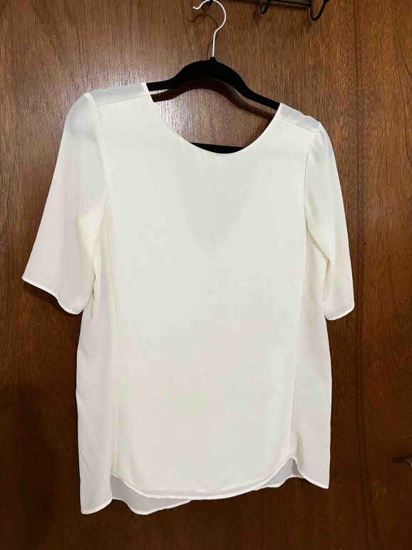 Blusa blanca con listón negro de Zara de segunda mano GoTrendier