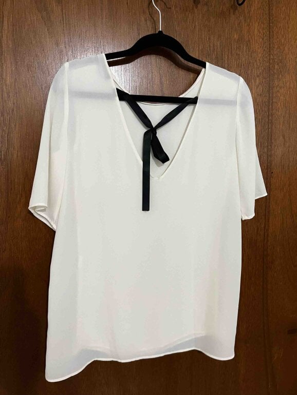 Blusa blanca con listón negro de Zara de segunda mano GoTrendier