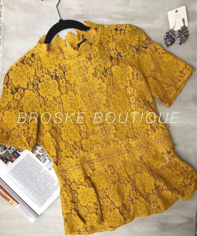 Blusa encaje mostaza de Otras marcas de segunda mano GoTrendier