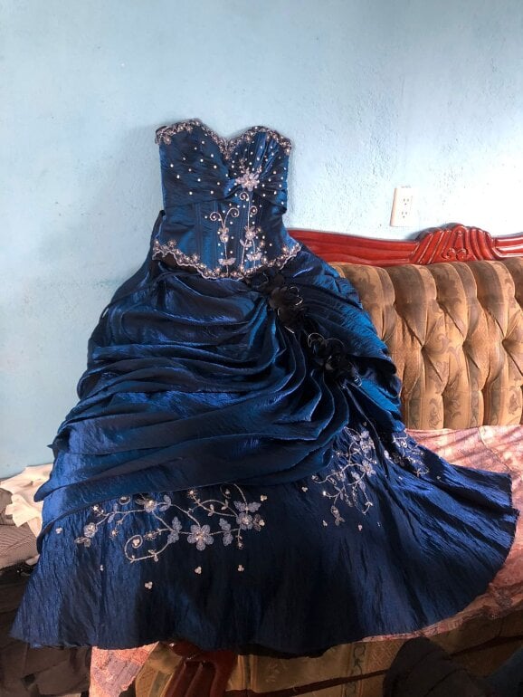 Vestido de XV años azul petróleo de Otras marcas de segunda mano