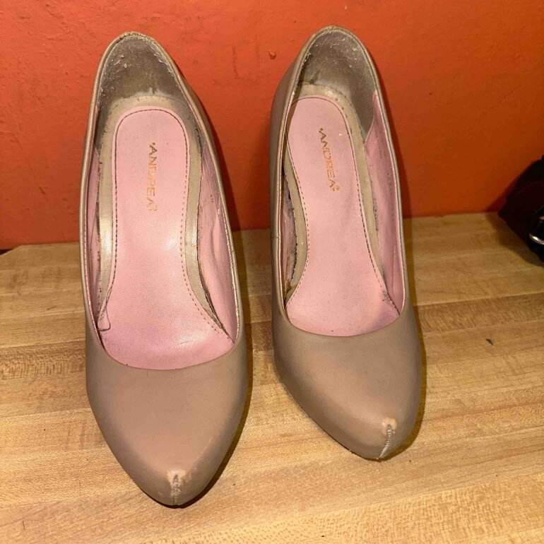 Zapatillas básicas color camel de Andrea de segunda mano GoTrendier