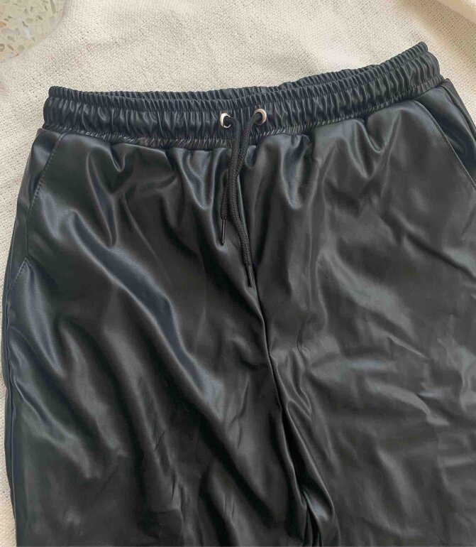 Joggers negros vinipiel de Cuidado Con El Perro de segunda mano