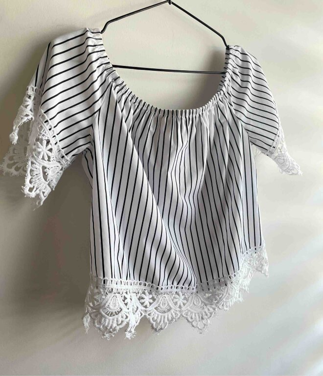 Blusa campesina de rayas con encaje de Ambiance de segunda mano