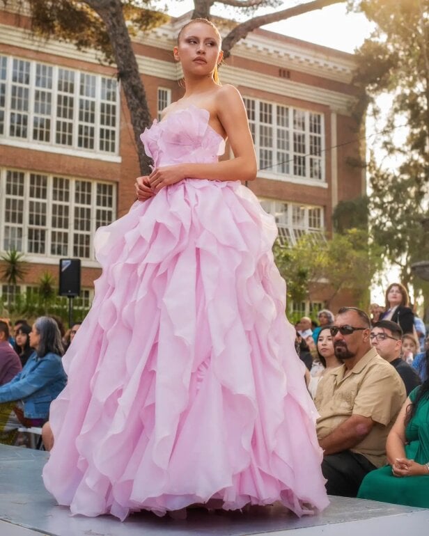 Vestido rosa de olanes de Otras marcas de segunda mano GoTrendier