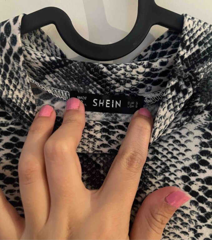 Blusa con estampado Serpiente 🐍 de Shein de segunda mano GoTrendier