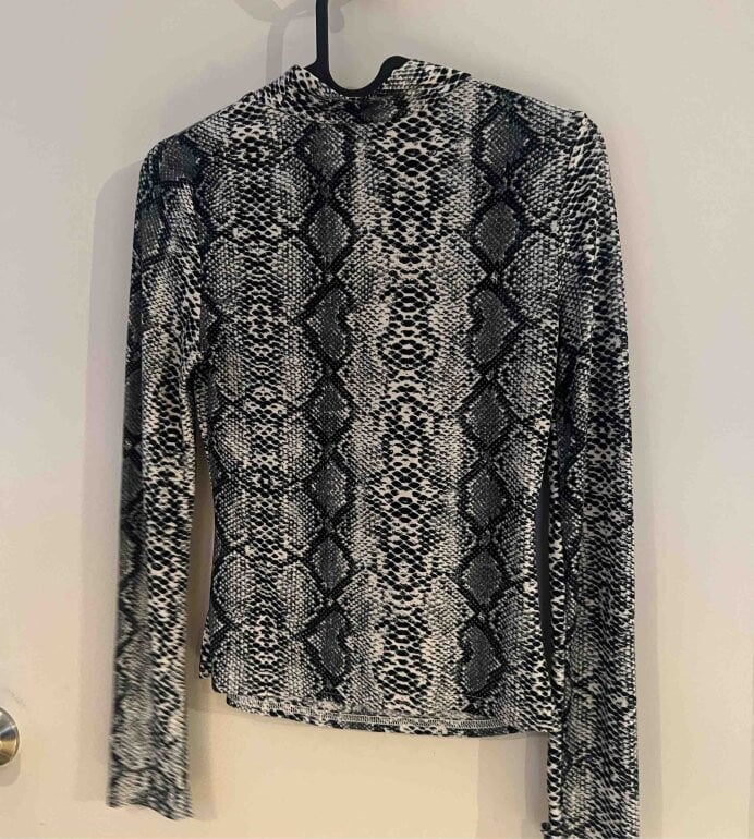 Blusa con estampado Serpiente 🐍 de Shein de segunda mano GoTrendier