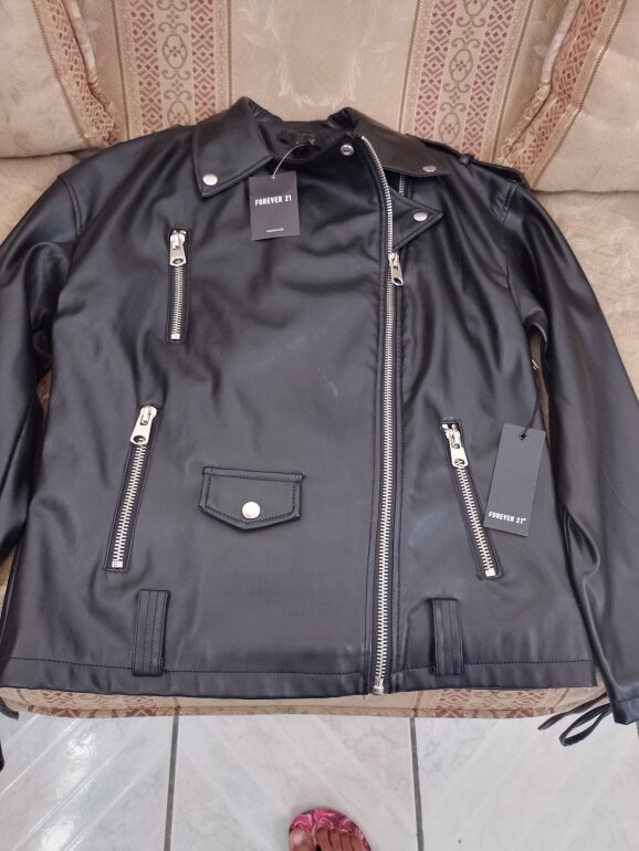 Chamarra de piel negra de Forever 21 de segunda mano GoTrendier