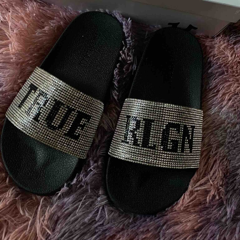 Sandalia TRUE RELIGIÓN DE NIÑAS de True Religion Brand Jeans de