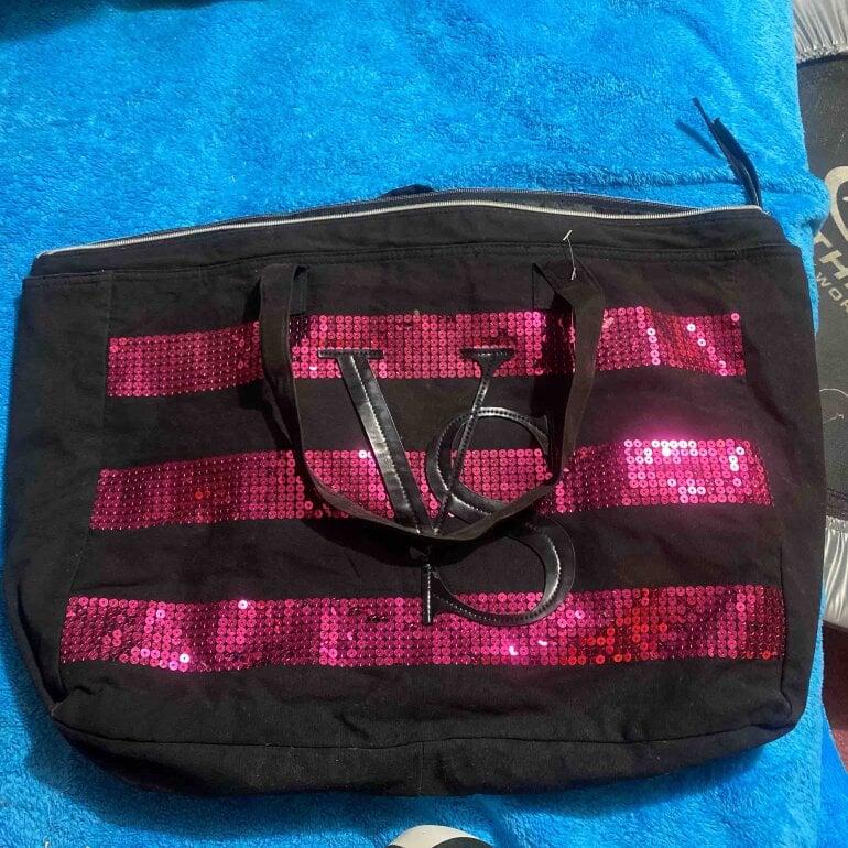 Bolsa de mano lentejuelas rosa de Victoria's Secret de segunda - Main Image