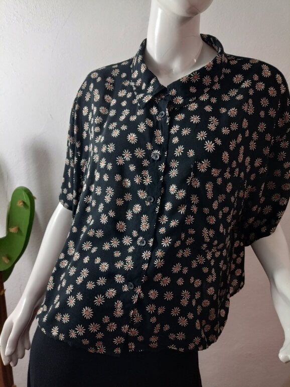 blusa negra con margaritas