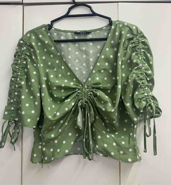 blusa verde con lunares blancos