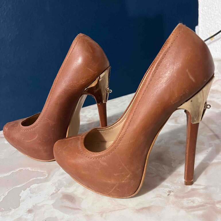 Zapatillas camel con cierre de Andrea de segunda mano GoTrendier