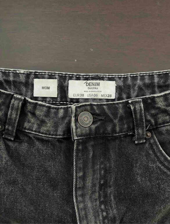 Mom Jeans Negro Deslavado de Bershka de segunda mano GoTrendier