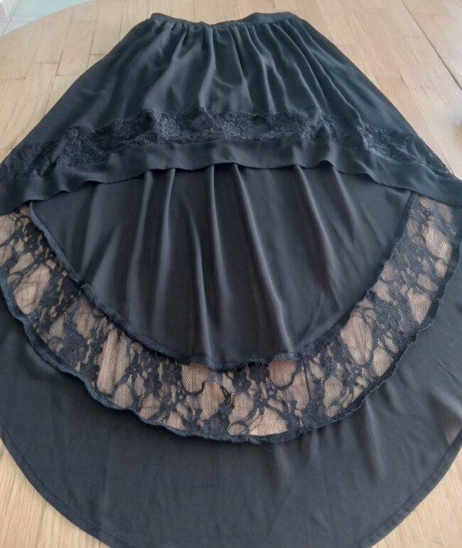 Falda corta de frente larga de atrás de Forever 21 de segunda mano