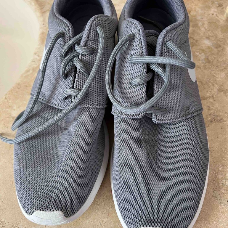 Tenis Nike gris rata de Milk & Honey de segunda mano GoTrendier