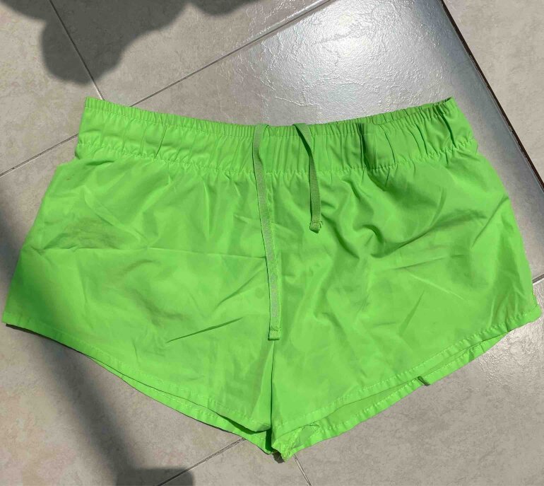 Short deportivo verde fluorescente de Lefties de segunda mano