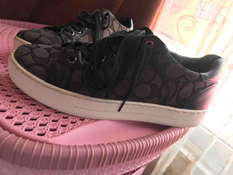 Tenis Coach negros con gris de segunda mano GoTrendier