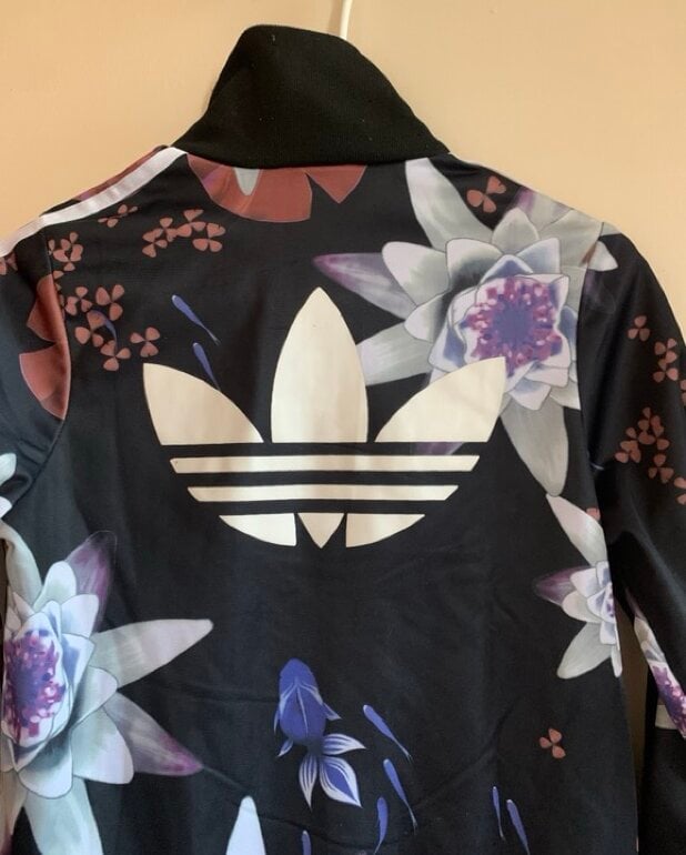 Chamarra Adidas flores de segunda mano GoTrendier