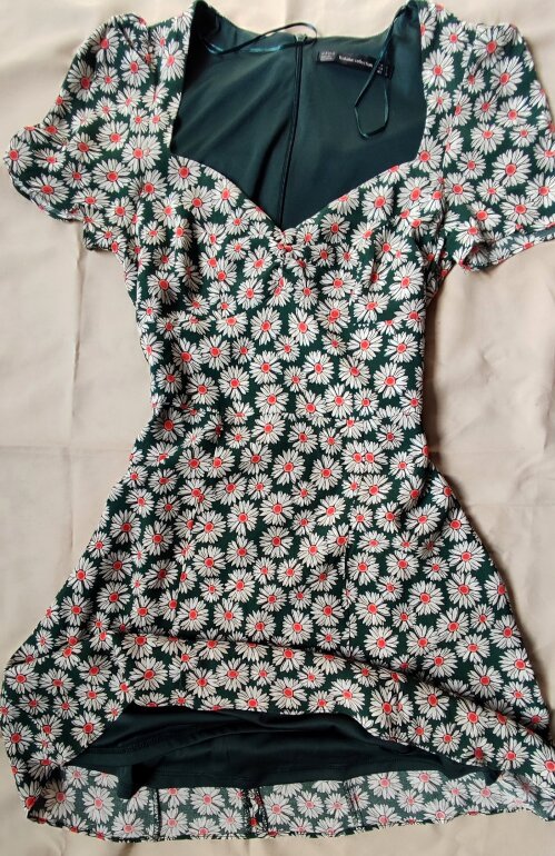 Vestido estampado margaritas ZARA de segunda mano GoTrendier