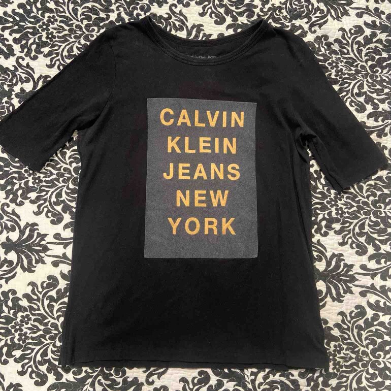 blusa negra con letras doradas