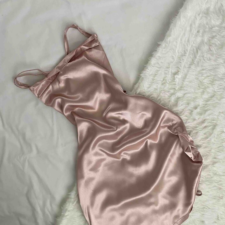 Vestido Rosa Satin 💓 de Shein de segunda mano GoTrendier