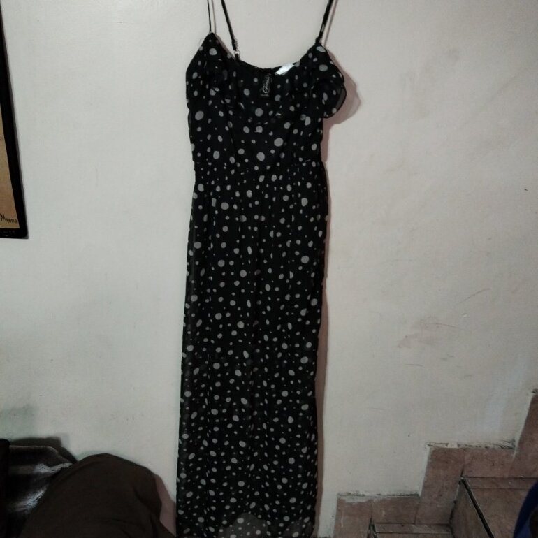 Vestido negro puntos blancos largo de Otras marcas de segunda mano